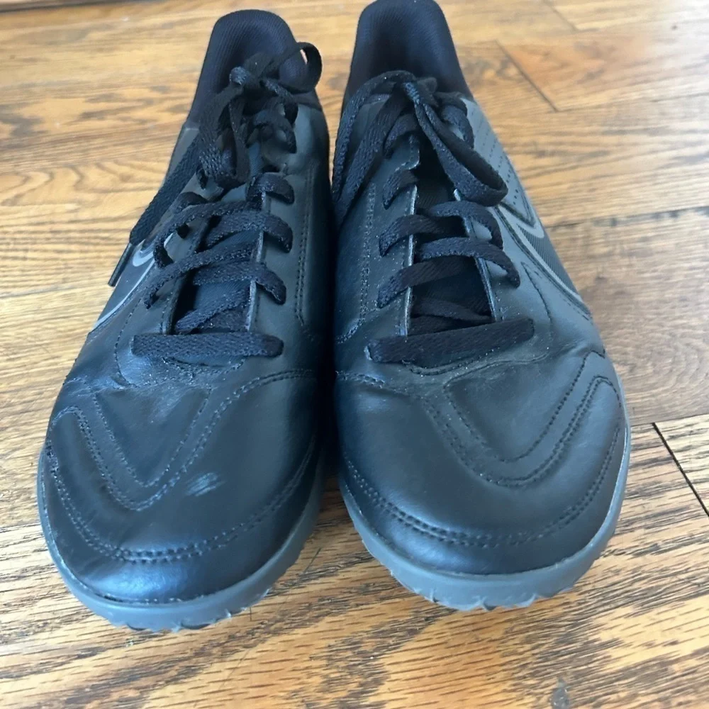 Nike Tiempo Legend 9 Indoor Club Soccer Shoes Size 6 Youth